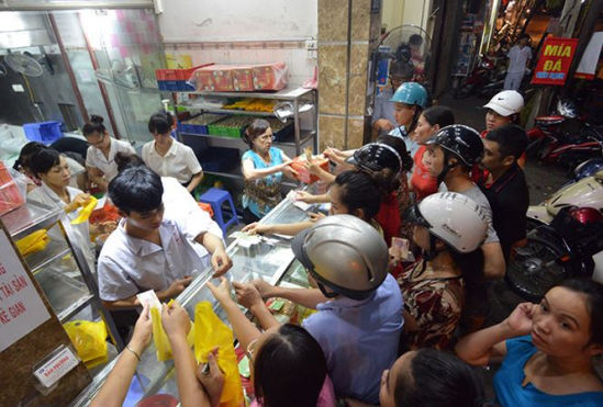 Khách hàng tấp nập xếp hàng mua bánh trung thu trên đường Thụy Khuê, Hà Nội.  