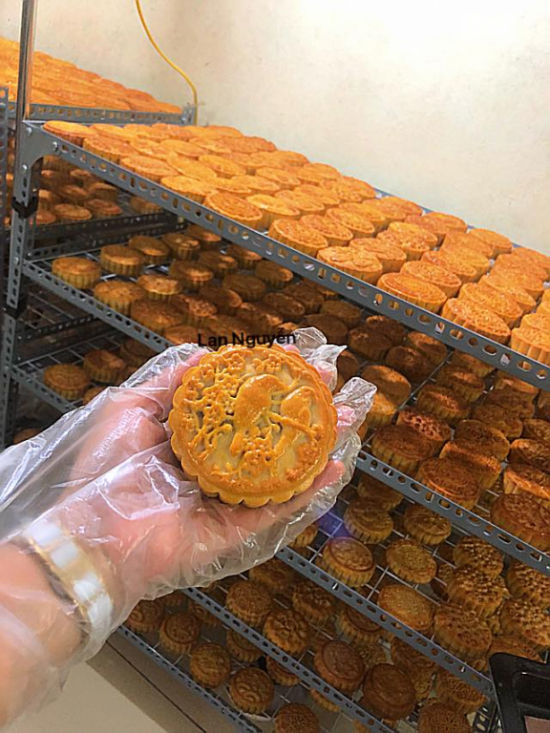 Những mẻ bánh Trung thu handmade của mùa năm nay lần lượt xuất hiện tràn ngập trên mạng xã hội. Ảnh: Nguyễn Lan.  