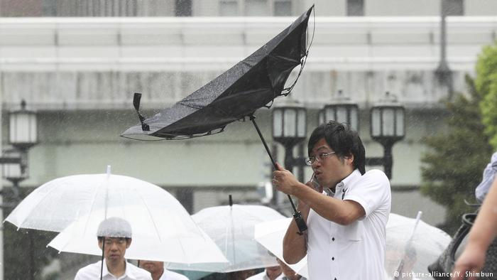 Do ảnh hưởng của các cơn gió mạnh, nhà chức trách Nhật Bản đã kêu gọi hơn một triệu người ở các khu vực bị ảnh hưởng di tản. Cư dân ở thành phố Osaka (ảnh trên) giữa cơn gió mạnh vào hôm 4/9. 