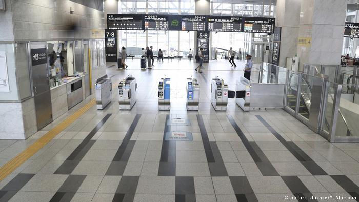 Tất cả các chuyến tàu cao tốc Shinkansen kết nối các thành phố lớn và trung tâm của Nhật dọc theo bờ biển phía tây trên đảo Honshu dừng hoạt động. Hành khách được yêu cầu tìm nơi trú ẩn. Universal Studios Japan, một công viên giải trí cực kỳ nổi tiếng ở Osaka đã đóng cửa để đảm bão an toàn.