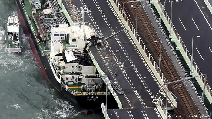 Gió mạnh đã đẩy một tàu chở dầu nặng 2.591 tấn từ neo đậu vào một cây cầu nối liền đất liền với sân bay quốc tế Kansai ở Osaka. Vụ việc làm ảnh hưởng đến 3.000 hành khách tại sân bay này.