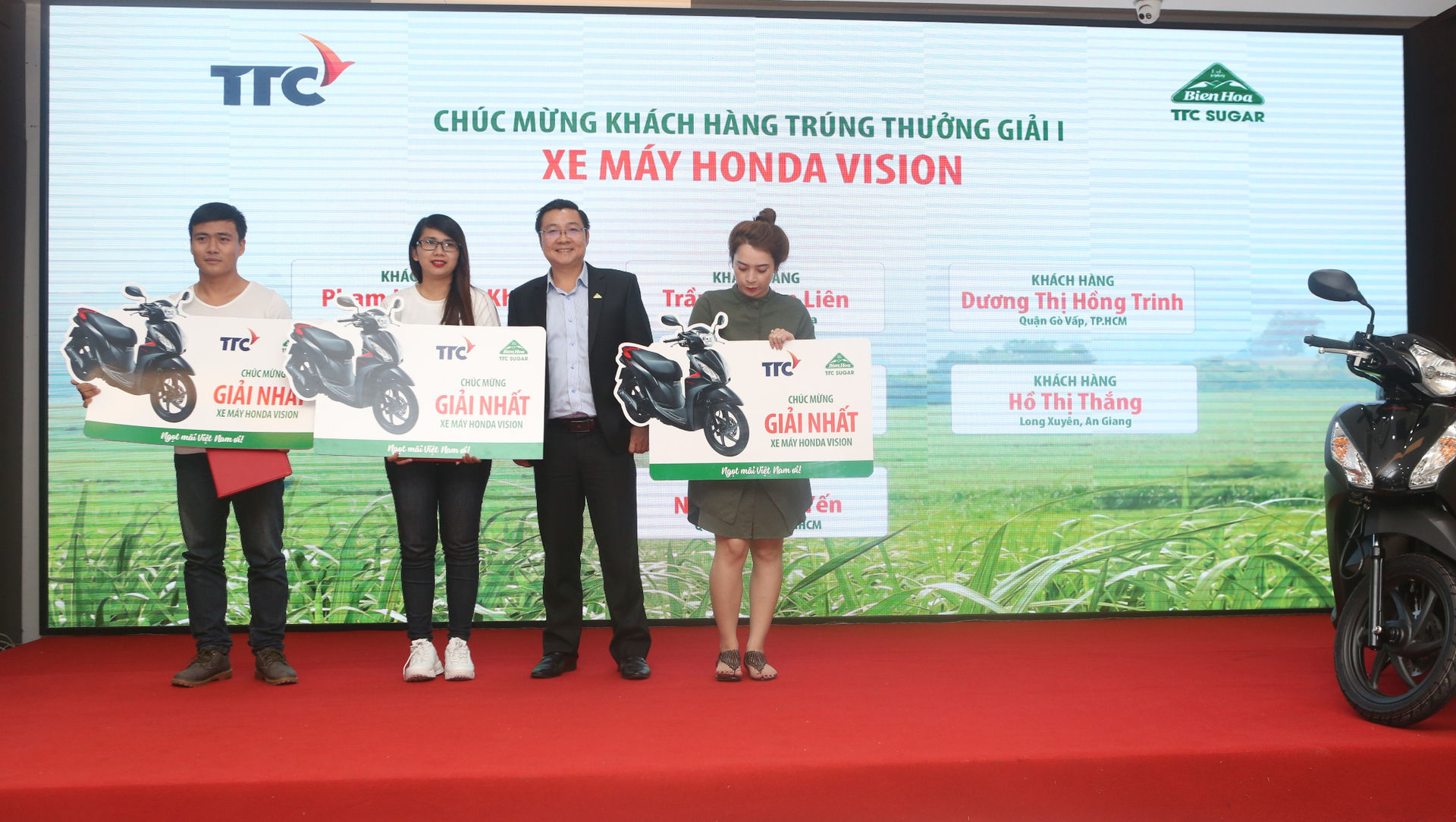 Có 7 khách hàng trúng giải nhất là 1 xe mái Honda Vision/giải.