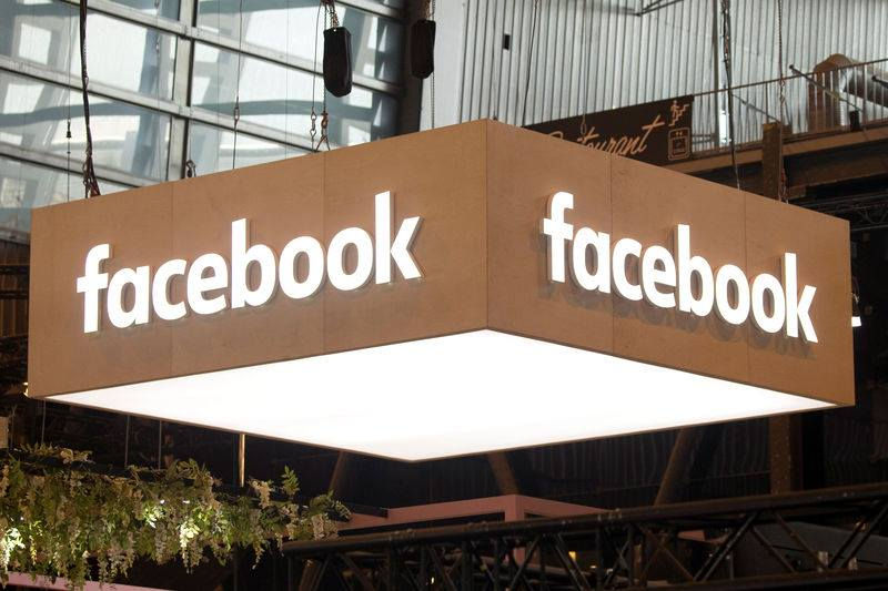 Logo của Facebook được minh hoạ trong hội nghị thượng đỉnh công nghệ và khởi đầu Viva Tech ở Paris.