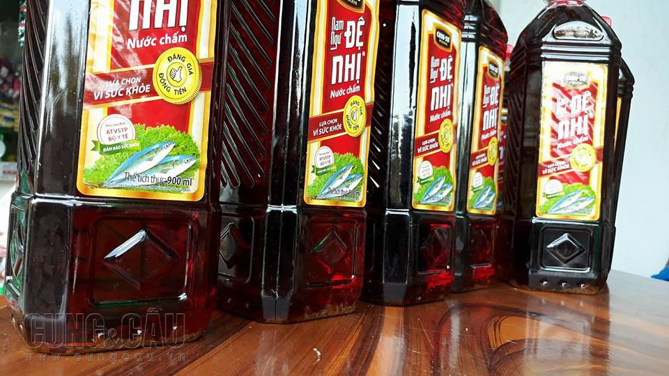 Không chỉ một mà hàng loạt chai nước chấm Chinsu-foods hiệu Nam ngư Đệ nhị do Công ty TNHH MTV Masan sản xuất có cặn, bợn lúc nhúc.