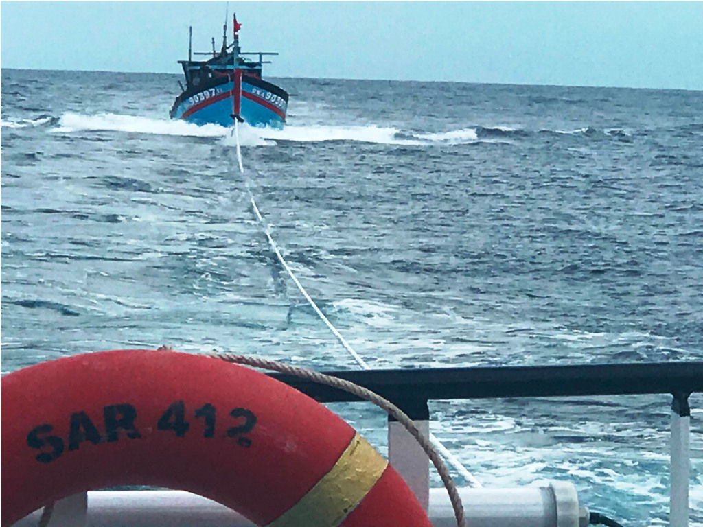 Tàu SAR 412 tiến hành lai dắt tàu cá bị nạn trên biển về đất liền