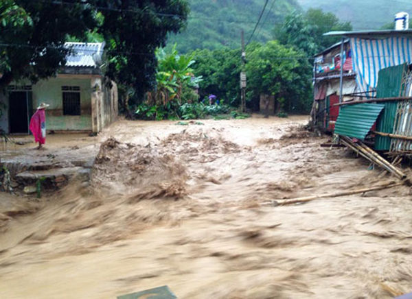 Gió mùa Đông Bắc gây mưa lớn tập trung chủ yếu ở các tỉnh Nghệ An, Hà Tĩnh, Bắc Quảng Bình. Người dân sinh sống tại khu vực núi cần lưu ý đến tình hình mưa lớn hiện nay và nguy cơ gây ra lũ quét sạt lở nguy hiểm. Ảnh: Internet.