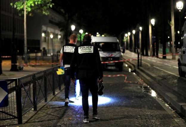 Cảnh sát phong toả hiện trường vụ tấn công bằng dao ở Paris.