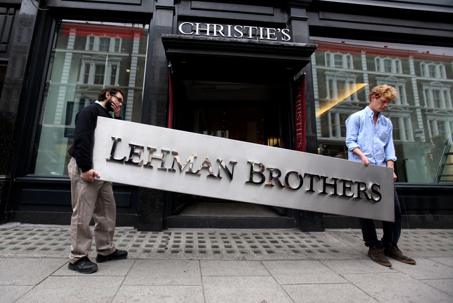 Sự sụp đổ của ngân hàng Lehman Brothers (Mỹ) kéo theo cuộc khủng hoảng tài chính toàn cầu năm 2008.