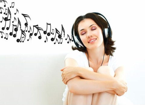 Tiếng nhạc nhẹ nhàng giúp giảm áp lực. Bạn có thể nghe hòa nhạc bằng piano, guitar hoặc các loại nhạc cụ khác để giải tỏa tâm trạng không yên.