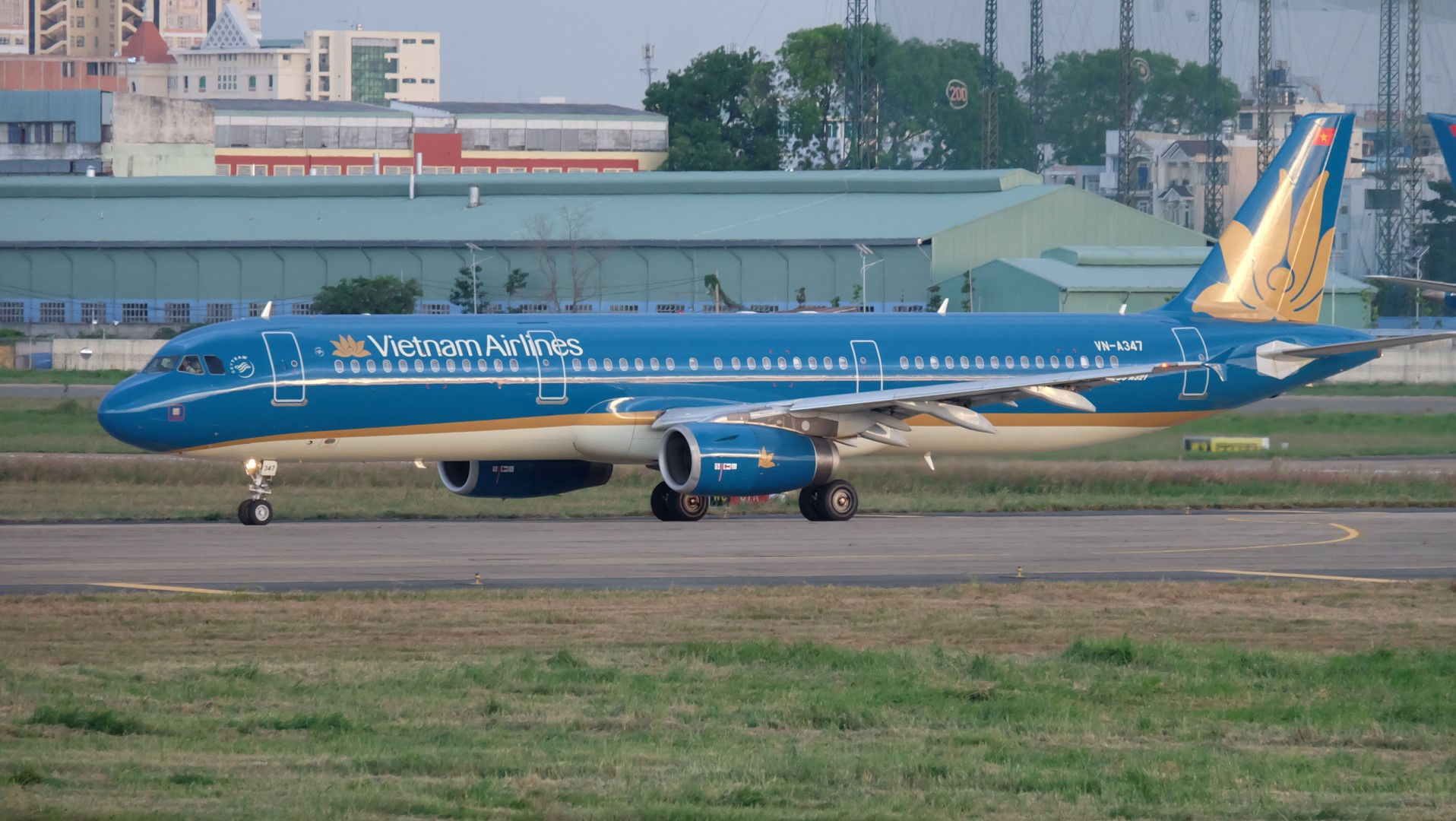 Vietnam Airlines hủy chuyến bay đến Hồng Kông do ảnh hưởng của bão số 6