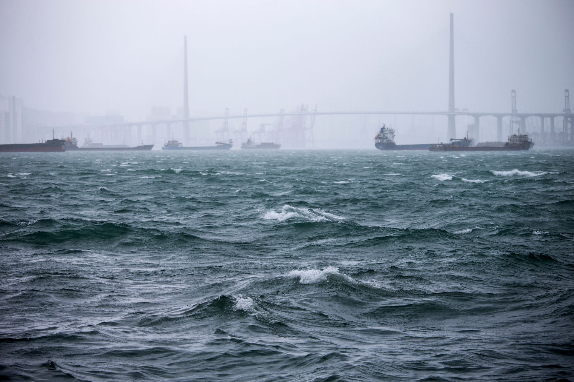 Dự báo vùng biển ven bờ của Hồng Kông có thể xuất hiện sóng cao tới 14m.