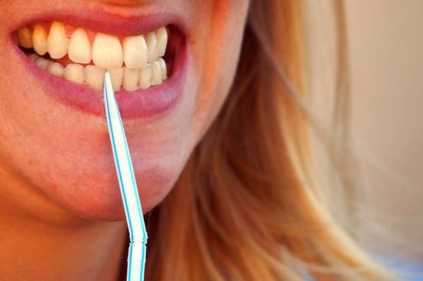 Nếu chẳng may bạn không có tăm xỉa răng ngay lúc cần, hãy sử dụng ống hút như đồ vật thay thế. Đảm bảo nó cũng sẽ có hiệu quả như cây tăm vậy.