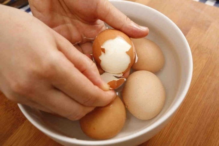 Trước khi luộc trứng, thêm một ít baking soda hoặc giấm vào nước. Cả hai chất đều nằm trong vỏ trứng và làm cho việc bóc vỏ dễ dàng hơn.