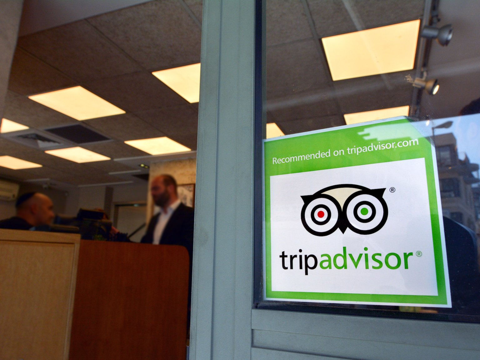 Một người đàn ông đã bị phạt tù vì viết đánh giá giả mạo trên TripAdvisor.