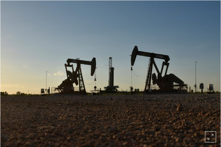 Giàn khoan tại một mỏ dầu ở Midland, Texas, Mỹ