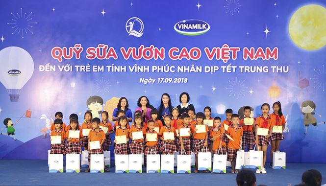 Ngoài những ly sữa thơm ngon trao tận tay, các em còn được khám sức khỏe và tư vấn dinh dưỡng miễn phí bởi các bác sĩ thuộc Trung tâm Tư vấn Dinh dưỡng Vinamilk. 