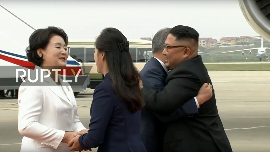 Ông Kim Jong-un ôm thắm thiết ông Moon Jae-in tại sân bay Bình Nhưỡng