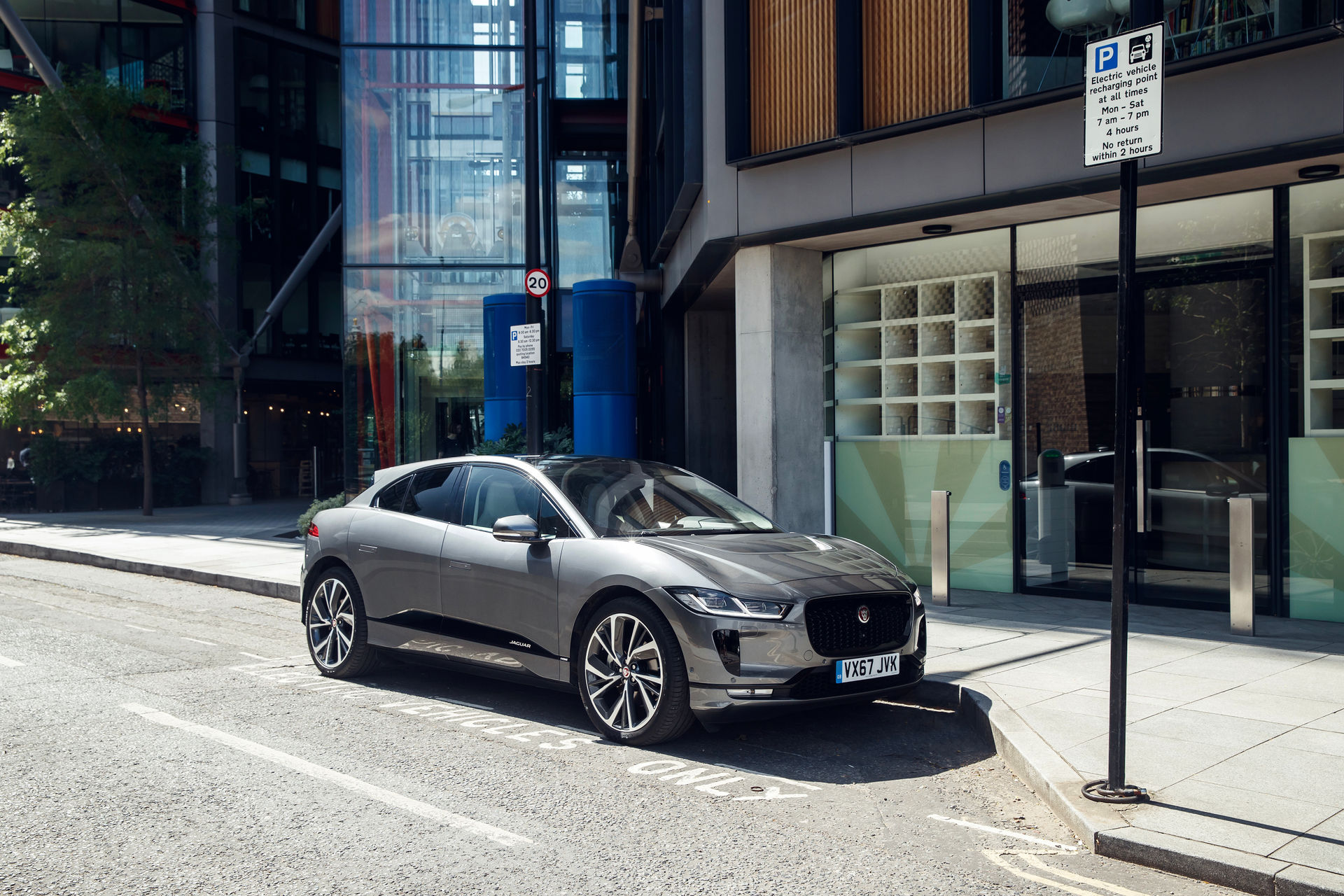 Jaguar I-Pace chạy xuyên châu Âu chỉ bằng một lần sạc