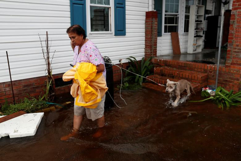   Một phụ nữ đang di tản khỏi nhà trong khu vực ảnh hưởng bởi bão Florence ở Lumberton, Bắc Carolina. Điều đáng nói ở đây, hành trang họ mang theo chỉ là 