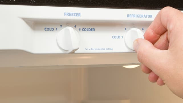 Khi chưa bị mất điện, hãy biến tủ lạnh hoặc tủ đông của bạn thành thiết bị đông lạnh tốt nhất để giữ cho thực phẩm sử dụng lâu hơn.