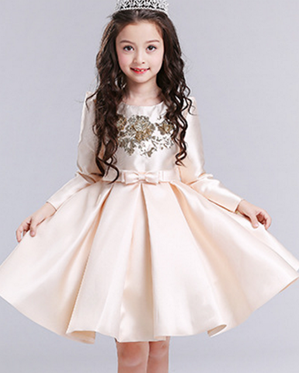 Nếu bạn đang cần một chiếc đầm sang trọng và thanh lịch cho thiên thần nhỏ của mình, chiếc váy này sẽ là sự lựa chọn hoàn hảo nhất dành cho bạn. Với thiết kế tay dài đáng yêu cùng sự tỉ mỉ trong từng chi tiết, chiếc váy này giúp bé gái có được sự thoải mái tối đa khi mặc. Màu hồng Pastel chủ đạo rất phù hợp với lứa tuổi của trẻ.