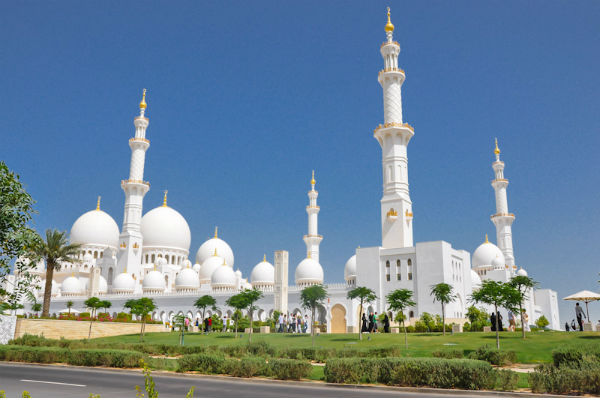 Công trình kiến trúc nổi bật nhất của Abu Dhabi là Nhà thờ Hồi giáo Sheikh Zayed, giống như tòa lâu đài trong truyện Aladdin. Đây được cho là một trong những công trình có giá trị kiến trúc quan trọng bậc nhất của xã hội UAE hiện đại – và là một trong những nhà thờ đẹp nhất Trung Đông. 