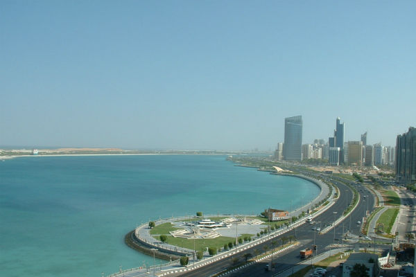 Abu Dhabi có đảo Sir Bani Yas với một đồng cỏ khổng lồ, nơi sinh sống của hơn 10.000 động vật hoang dã, đảo Saddiyat với những khách sạn, hộp đêm và sân golf. Ngoài ra, đảo Al Maryah còn có khu mua sắm sang trọng The Galleria và quảng trường Sowwah, đảo Delma giàu truyền thống lịch sử và văn hóa.