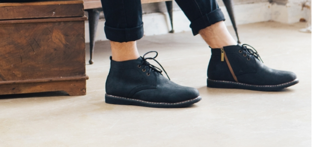 Giày Boot cổ lửng đen với kiểu dáng cực kỳ sành điệu, màu sắc sang trọng. Bạn sẽ bị thu hút bởi những đường nét tinh tế, tỉ mỉ từng chi tiết nhỏ. Chất da mềm mịn, bền đẹp chinh phục cả những quý ông khó tính nhất.