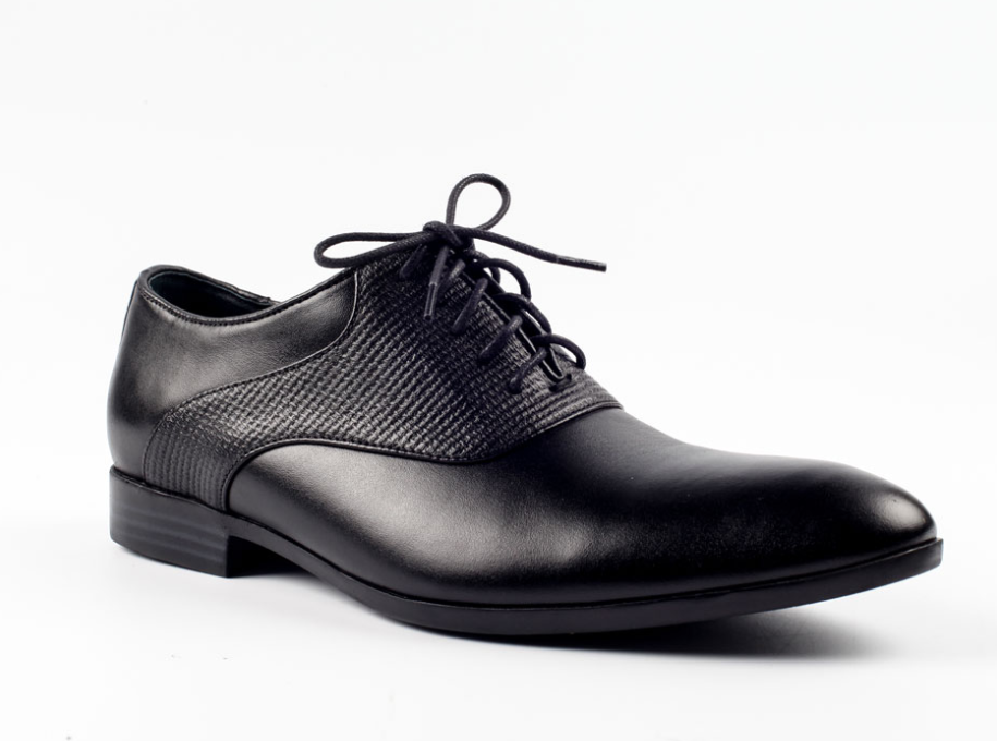 Giày tây được phái mạnh yêu thích với phong cách lịch lãm, sang trọng và hiện đại. Kiểu giày này phù hợp với nơi công sở hay gặp mặt đối tác, giúp khẳng định vị thế quý ông.