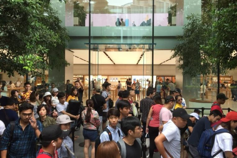 Hàng trăm người chờ đợi phía trước cửa hàng Apple ở Orchard Road vào trưa ngày 20 tháng 9.