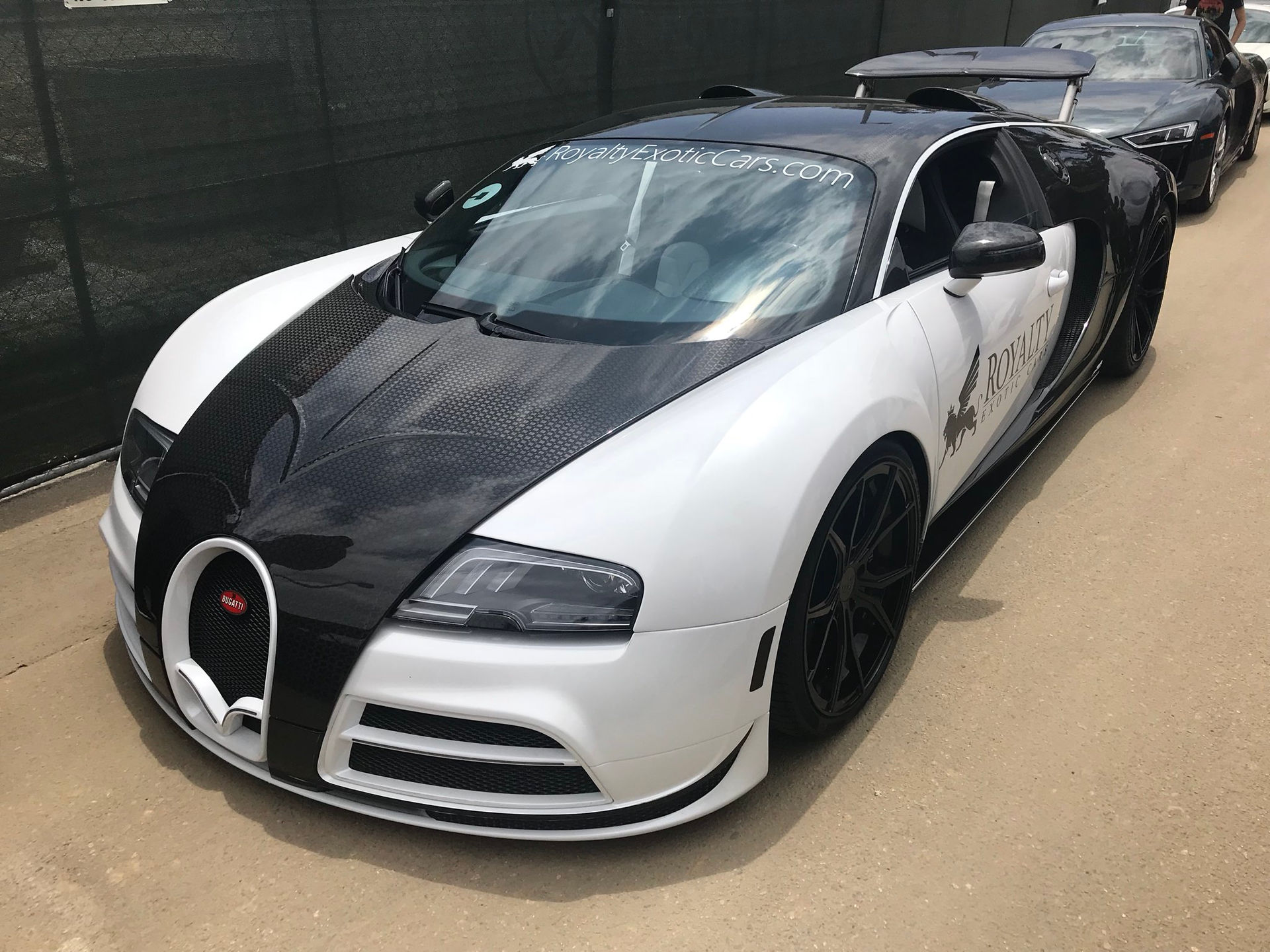 Bugatti Veyron Mansory thuộc đội xe của Royalty Exotic Cars.