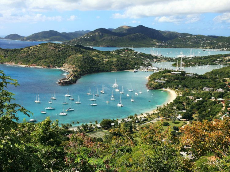   Có ba cách để có được quốc tịch thông qua đầu tư vào Antigua và Barbuda: Đầu tư bất động sản ít nhất 400.000 USD. Một khoản quyên góp cho National Development Fund 100.000 USD. Khoản đầu tư 400.000 USD vào một liên doanh kinh doanh hiện tại nhưng mới được tạo ra.  