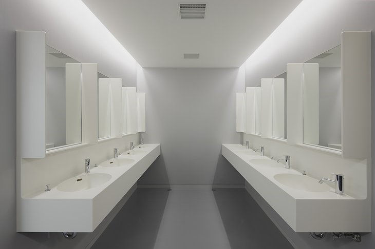   “Hệ thống nhà vệ sinh và buồng tắm đơn giản nhưng vô cùng tinh tế và sang trọng với chỉ 2 tông màu cơ bản”. Ảnh: Sometimeshome.com  