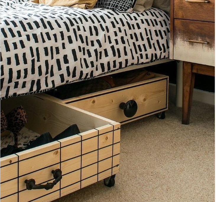 Giải pháp # 1: Thùng kéo: Nếu một chiếc giường không có công dụng lưu trữ đồ dùng, bạn có thể sử dụng thùng kéo đơn giản và hữu ích mà bạn mua hoặc thậm chí là tự thiết kế và đặt dưới giường của bạn, ghế sofa, hoặc tủ quần áo.