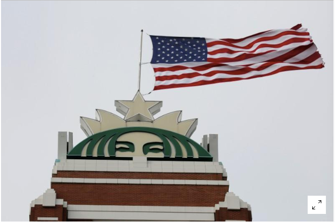   Một lá cờ bay trên trụ sở chính của công ty khi Starbucks Corp mở cửa hàng Starbucks Reserve cao cấp đầu tiên tại Seattle, Washington, Mỹ, ngày 27/22018.   