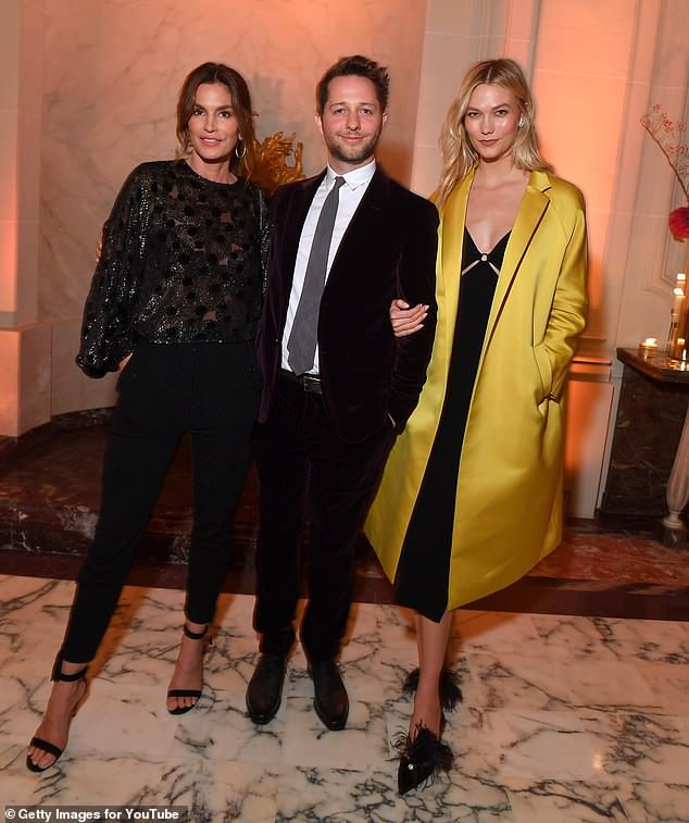 Bộ đôi Cindy và Karlie, cùng lưu lại kỷ niệm với tác giả Derek Blasberg