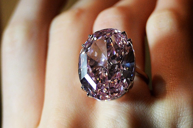 Theo Reuters, chiếc nhẫn kim cương The Pink Star hiện có giá trị khoảng 72 triệu USD (khoảng 1.674 tỷ đồng)