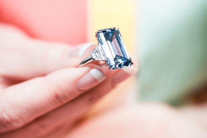 Oppenheimer Blue là chiếc nhẫn cưới được bán ra tại các cuộc đấu giá trang sức kim cương với mức 57.7 triệu USD (khoảng 1.341 tỷ đồng).