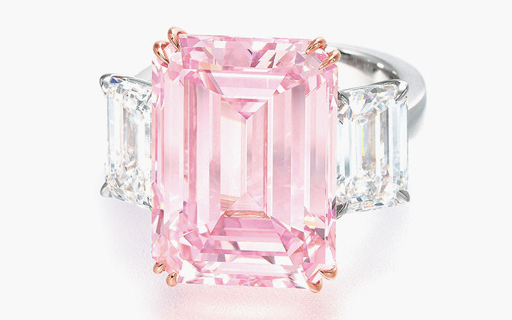 Nặng 14,23 carat và có giá 23,2 triệu USD (khoảng 539 tỷ đồng) The Perfect Pink là một trong 18 viên kim cương hồng nặng hơn 10 carats hiếm hoi trong các cuộc đấu giá trước nay.