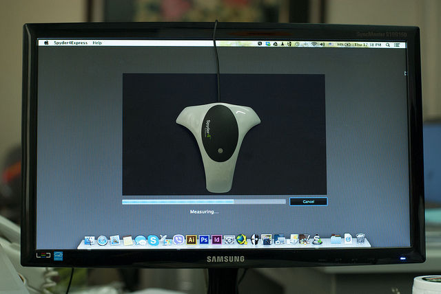 Hiệu chỉnh màu màn hình bằng thiết bị chuyên dụng Spyder.