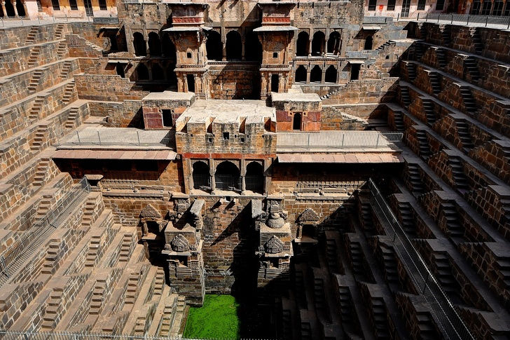 Bậc thang Chand Baori nằm trong làng Abhaneri được coi là một trong những ngôi làng cổ nhất và sâu sắc nhất ở Ấn Độ. 