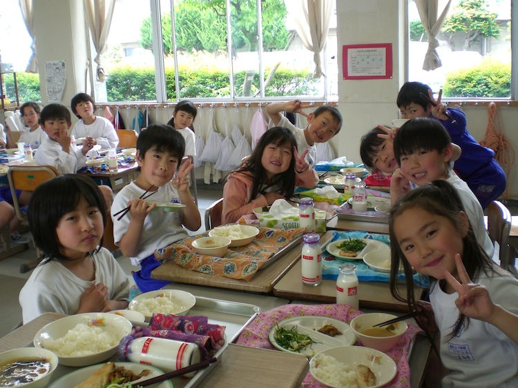 Hình ảnh học sinh dùng bữa tại trường học Nhật Bản. (nguồn: internet)  