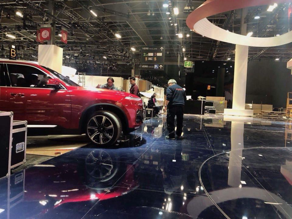 Chuẩn bị vào gian hàng của VinFast tại Paris Motor Show.