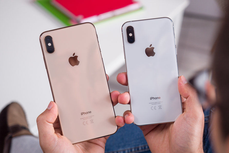 So sánh kích thước giữa iPhone XS và XS Max. Ảnh: PhoneArena