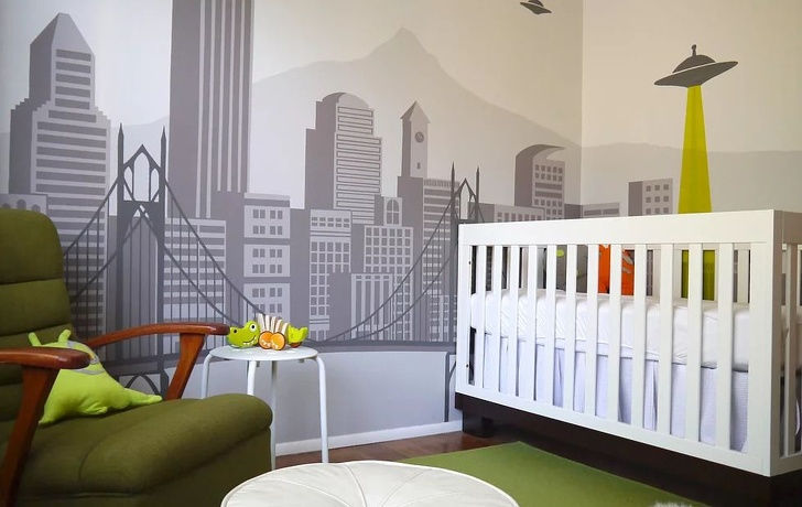 Mặc dù đồ nội thất đơn giản nhưng dễ dàng nhận ra đây là phòng của một đứa trẻ nhờ vào bức tranh tường dễ thương.