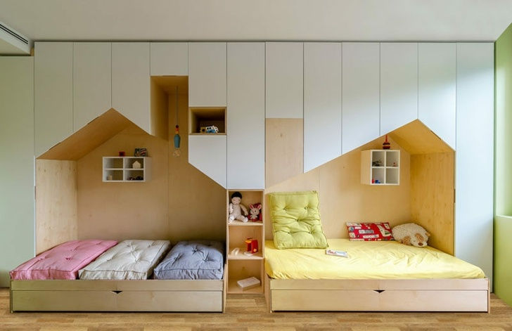 Phòng của trẻ em cần có sự kết hợp giữa vẻ đẹp và chức năng. Việc thiết kế như vậy là sự kết hợp tinh tế giữa khu vực ngủ nghỉ, sân chơi và lưu trữ.