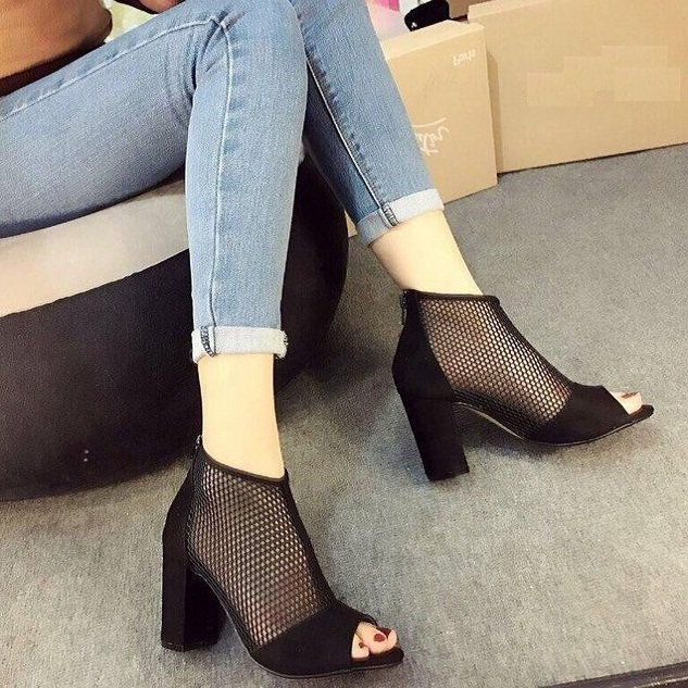 Với thiết kế phối lưới độc đáo, item cao gót công sở này sẽ giúp bạn toát lên được sự dịu dàng, nữ tính. Cùng với đó thì những khoảng hở trên giày còn giúp khoe đôi chân thon gọn hiệu quả, tinh tế.