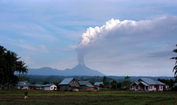 Hết sóng thần, núi lửa tại Indonesia lại phun trào