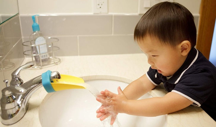 Vòi nước này giúp trẻ rửa tay dễ dàng hơn.