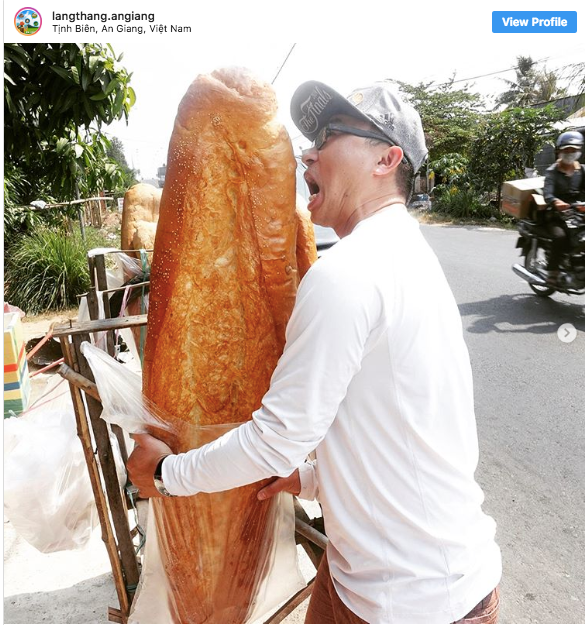   Bánh mì này dài một mét, nặng 2 - 3 kg. Nhiều người mua nó chỉ vì độc lạ. Bánh mì nổi tiếng ở Việt Nam và được gọi là bánh mì An Giang.  